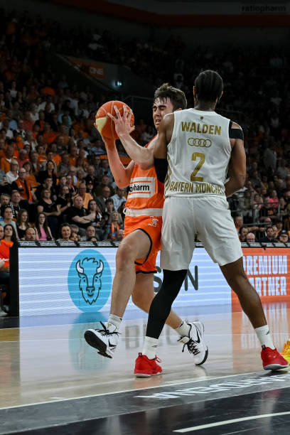 出了强大的 出了强大的